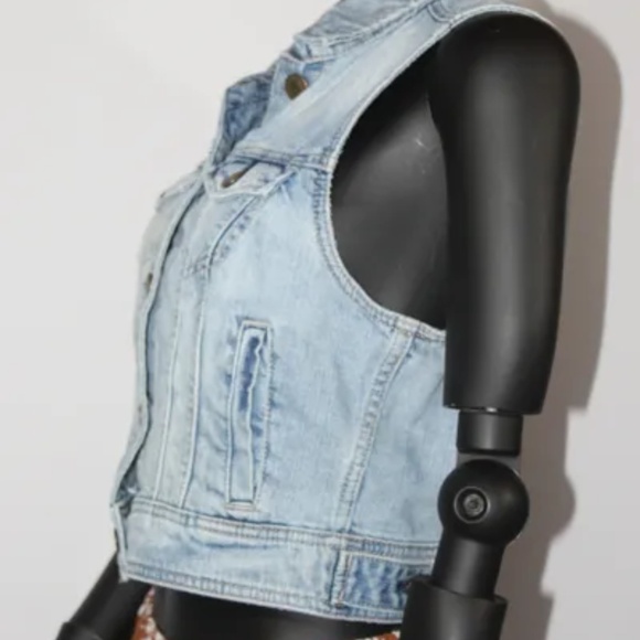 American Eagle Outfitters, Women's Denim Sleeveless, collared Vest, Size M - Picture 2 of 3